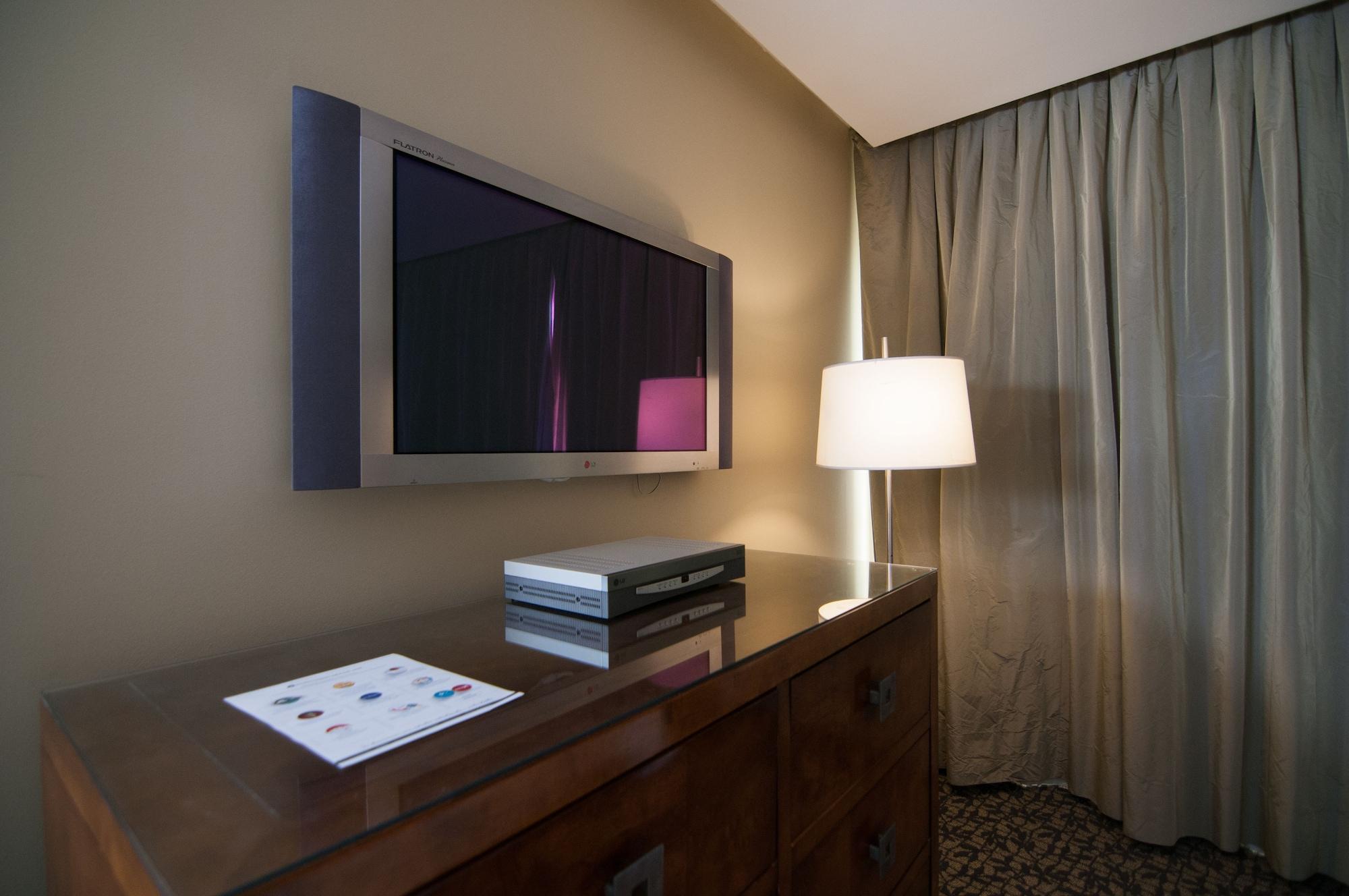 ホテル Enjoy ビニャ・デル・マール エクステリア 写真 A flat panel television in a hotel room